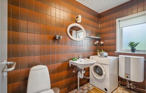 uma casa de banho com um lavatório e um espelho. em Amazing Home In Sunds With Lake View em Sunds