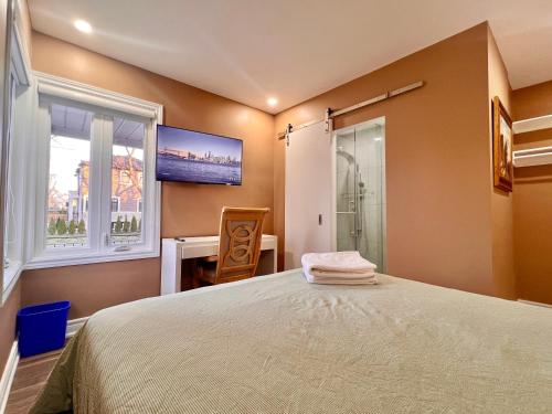 - une chambre avec un lit et une fenêtre dans l'établissement Newly Renovated Home in Toronto Near Subway, à Toronto