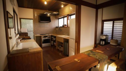 eine große Küche mit Spüle und Herd in der Unterkunft Maison d'hôtes KIRISIMIZU - Vacation STAY 40997v in Nagano