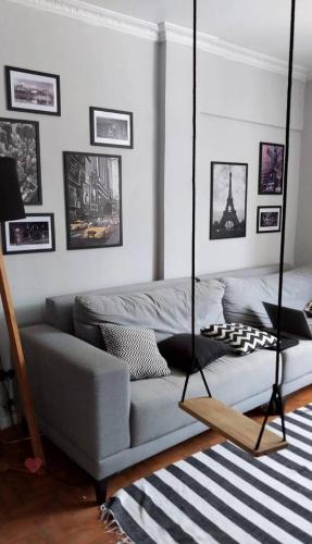 a living room with a couch and a swing at Magnífico apartamento in Rio de Janeiro
