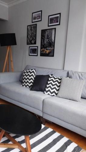 sala de estar con sofá y almohadas en Magnífico apartamento, en Río de Janeiro