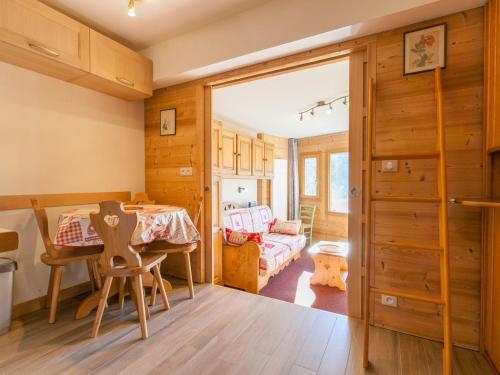 une salle à manger avec une table et un canapé dans l'établissement Studio rénové 4 pers avec balcon, centre station, proche commerces et pistes - FR-1-314-236, à Morzine