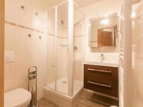 une salle de bain avec une douche, des toilettes et un lavabo dans l'établissement Studio rénové 4 pers avec balcon, centre station, proche commerces et pistes - FR-1-314-236, à Morzine
