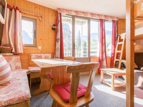 Habitación con mesa, silla y cama en Studio Avoriaz, 1 pièce, 3 personnes - FR-1-314-237, en Morzine