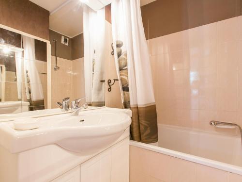 y baño blanco con lavabo y ducha. en Studio Avoriaz, 1 pièce, 3 personnes - FR-1-314-237, en Morzine