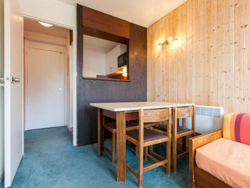 um pequeno quarto com uma mesa e um sofá em Appartement Avoriaz, 2 pièces, 5 personnes - FR-1-314-257 em Morzine