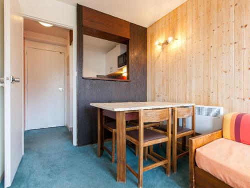 Cette petite chambre comprend une table et un canapé. dans l'établissement Charmant 2P, 5 pers, balcon sud au cœur d'Avoriaz, accès facile aux pistes et commerces - FR-1-314-257, à Morzine