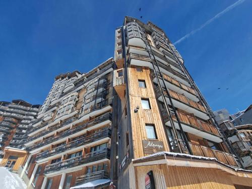 Photo de la galerie de l'établissement Appartement rénové, 6 pers., luxe, balcon sud, accès direct pistes, services inclus - FR-1-314-239, à Morzine