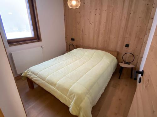 a bedroom with a bed in a room with a window at Spacieux et Moderne Appartement de 67m² à La Chapelle-d'Abondance, Balcon Exposé Ouest - FR-1-692-94 in La Chapelle-dʼAbondance