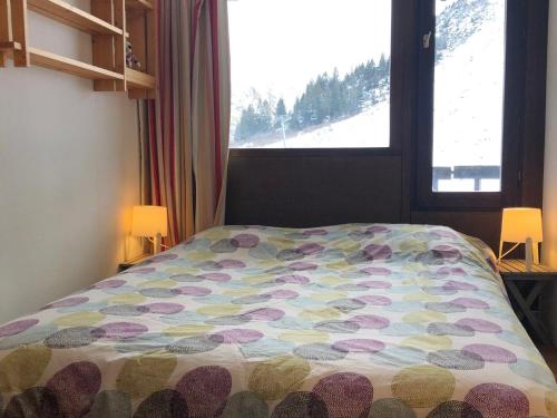 - une chambre avec un lit et une fenêtre enneigée dans l'établissement Appartement cosy pour 5 avec balcon et accès direct aux pistes d'Avoriaz - FR-1-314-256, à Morzine