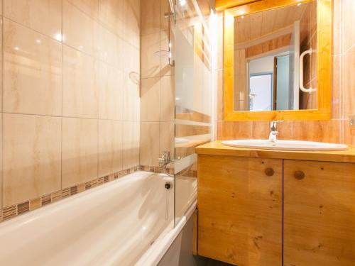 y baño con lavabo, bañera y espejo. en Appartement Avoriaz, 2 pièces, 5 personnes - FR-1-314-264 en Morzine