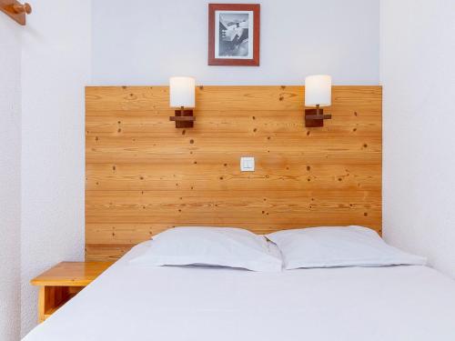 a white bed with two lights on top of it at Appartement Avoriaz, 2 pièces, 5 personnes - FR-1-314-263 in Morzine
