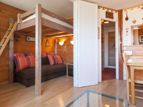 - une chambre avec une mezzanine dans une maison dans l'établissement Charmant 2 pièces, 5 couchages, centre d'Avoriaz, skis aux pieds, balcon sud, WIFI - FR-1-314-265, à Morzine