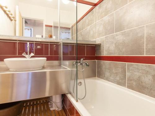 une salle de bain avec une baignoire blanche et un lavabo dans l'établissement Charmant 2 pièces, 5 couchages, centre d'Avoriaz, skis aux pieds, balcon sud, WIFI - FR-1-314-265, à Morzine