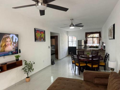 a living room and dining room with a ceiling fan at NUEVA Casa Tipo Departamento Totalmente Climatizado in Tampico
