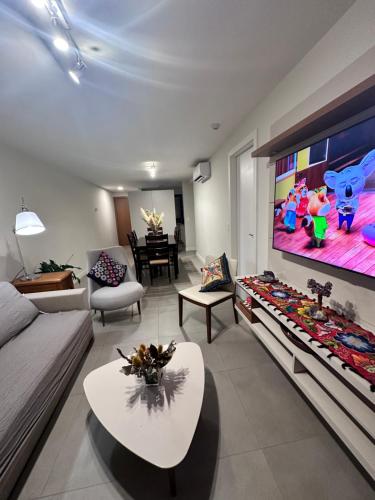 een woonkamer met een grote flatscreen-tv bij Torre Green Life FullAmenities in Punta del Este