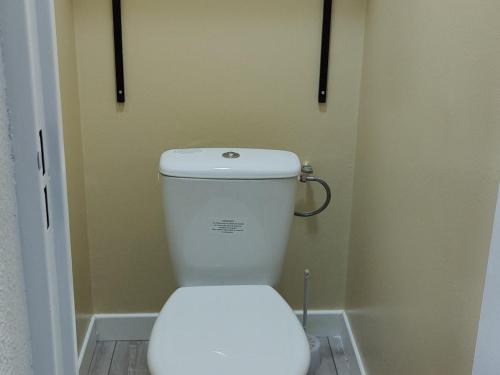 a bathroom with a white toilet in a room at Studio Avoriaz, 1 pièce, 4 personnes - FR-1-314-276 in Morzine