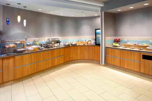 a restaurant with a buffet line with food at SpringHill Suites by Marriott Chicago Waukegan/Gurnee in Waukegan