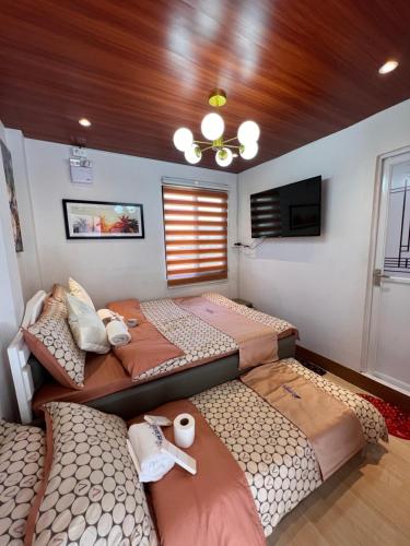 Una cama o camas en una habitación de JMCL RESIDENCES