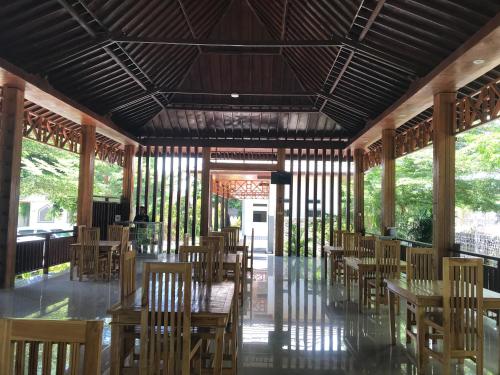 Restaurant o un lloc per menjar a Pohon Purba Resort & Restaurant