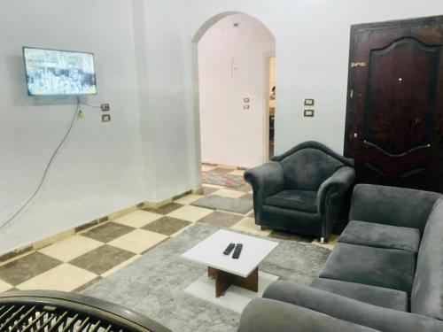 sala de estar con sofá, sillas y mesa en شقة فندقية بالزقازيق, en Az Zaqāzīq