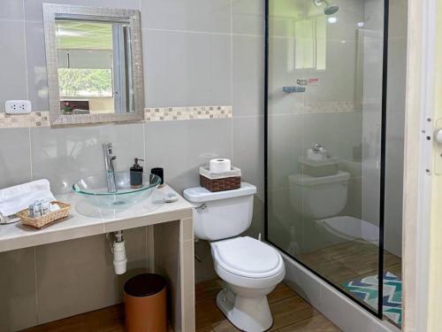 W łazience znajduje się toaleta i przeszklony prysznic. w obiekcie Room in Bungalow - Grandfathers Farm - Disfruta de la naturaleza en un lindo flat w mieście Cajamarca