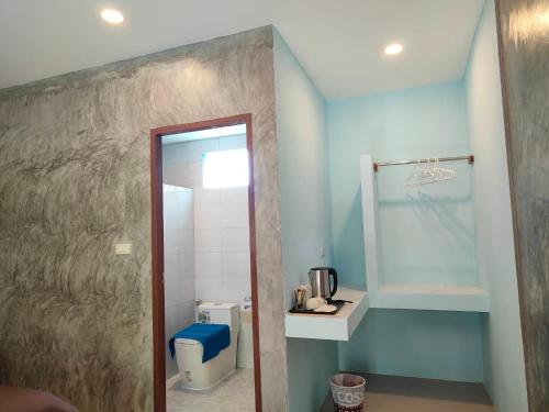 a bathroom with a toilet and a sink and a mirror at Baanchomjan Kohyaoyai in Ban Nai Wat