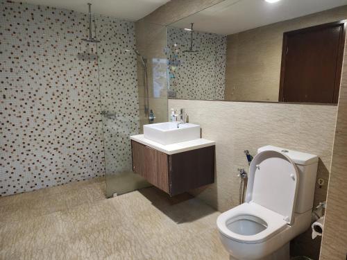 ein Bad mit einem WC und einem Waschbecken in der Unterkunft Regalia Comfort Suites KLCC SkyPool in Kuala Lumpur