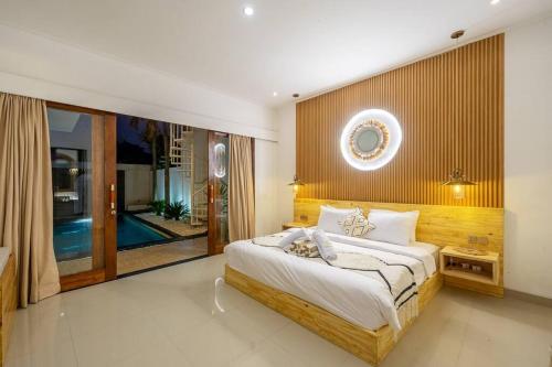 Un pat sau paturi într-o cameră la Umber Rise villa canggu