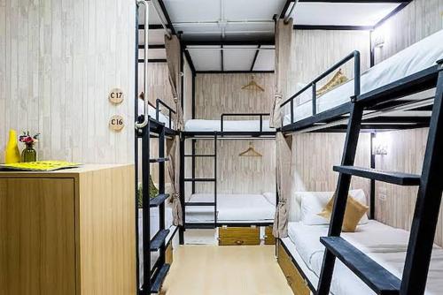 Zimmer mit 3 Etagenbetten und einem Schreibtisch in der Unterkunft YOWGO THAI Guesthouse 青年旅館 in Bangkok