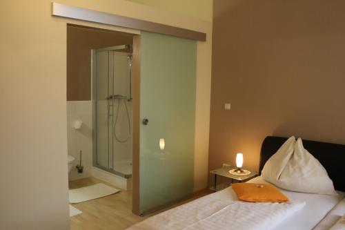 A bathroom at Privatpension Lang
