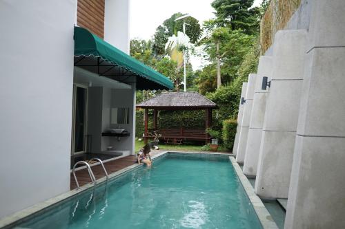 um par de pessoas numa piscina em Villa Majesty Dago em Bandung