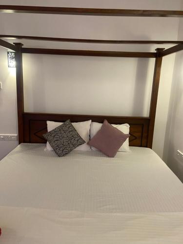 Cama ou camas em um quarto em Mirissa Gold Rush Villa