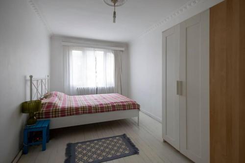 a small bedroom with a bed and a window at Moda'da keyifli bir 1+1 daire in Istanbul