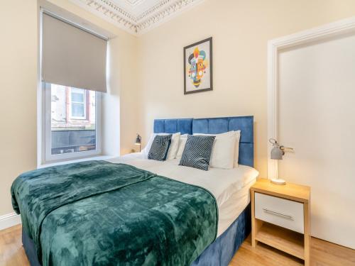 Ένα ή περισσότερα κρεβάτια σε δωμάτιο στο Apartment One - Uk44284