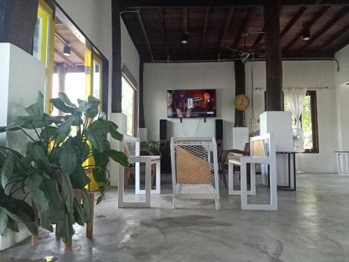 Una televisión o centro de entretenimiento en ต้นผึ้ง แอทโฮม
