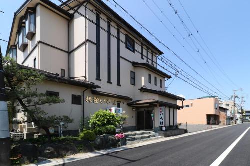 a building on the side of a street at Business Ryokan Iroha in Minokamo