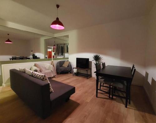 - un salon avec un canapé et une table dans l'établissement Appartement au coeur de Ménilmontant, à Paris