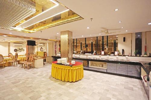 un vestíbulo de un hotel con una mesa amarilla en JRD Luxury, en Nueva Delhi