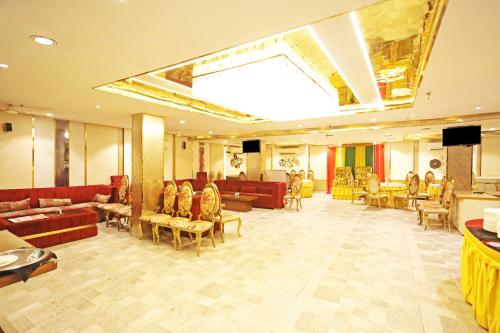 un gran vestíbulo con sofás, mesas y sillas en JRD Luxury, en Nueva Delhi