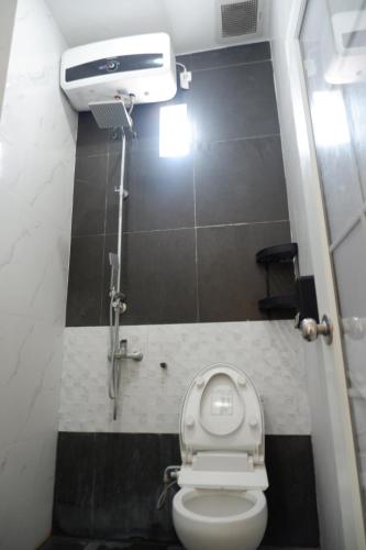 uma casa de banho com um WC branco e um chuveiro em Bromo Venture em Probolinggo