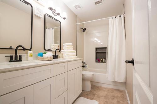 uma casa de banho branca com um lavatório e um WC em Luxe Phoenix Getaway (heated pool, mountain view) em Phoenix