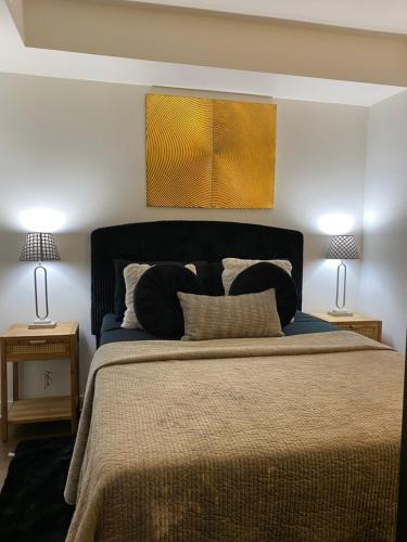 Een bed of bedden in een kamer bij Relax on Wilshire With A View