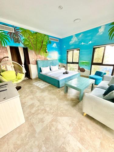 - une chambre avec un lit et une fresque murale de palmiers dans l'établissement DARÏ, à Dubaï