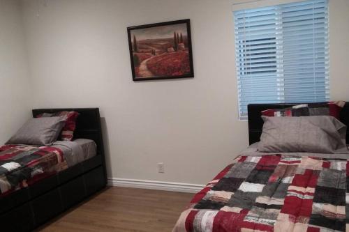 Ένα ή περισσότερα κρεβάτια σε δωμάτιο στο Family getaway 3 BR 2 Bath home in Lomita, CA.