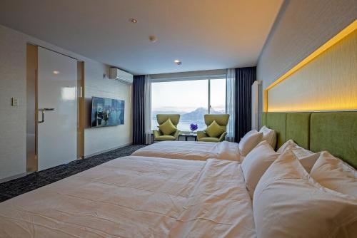 a large bedroom with two beds and a large window at Hotel Cocoa - Vacation STAY 29916v in Sakura