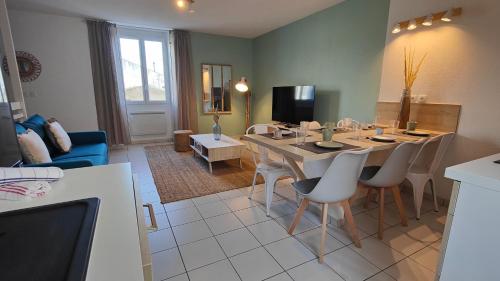 een keuken en een woonkamer met een tafel en stoelen bij Appartement centre-ville proche lac, océan, vignes in Lesparre-Médoc