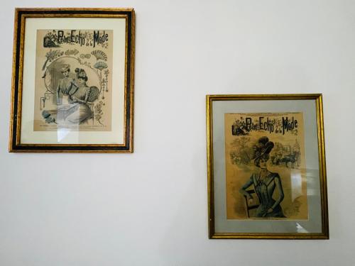 deux images encadrées accrochées à un mur blanc dans l'établissement Le Clos des Anges, adorable Penty bord de mer, à Séné