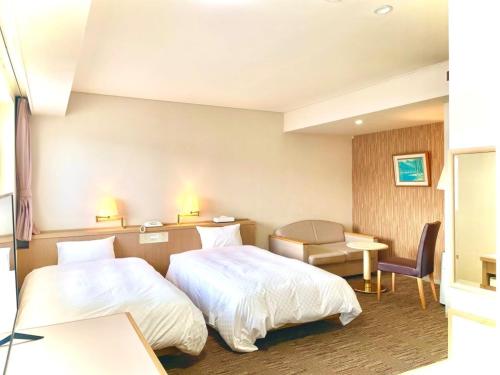 橫手的住宿－橫手中央飯店，酒店客房配有一张床、一张书桌和一张书桌。