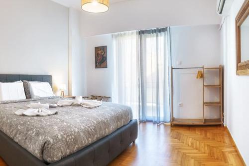 Ένα ή περισσότερα κρεβάτια σε δωμάτιο στο 4 Family and Friends - Acropolis view